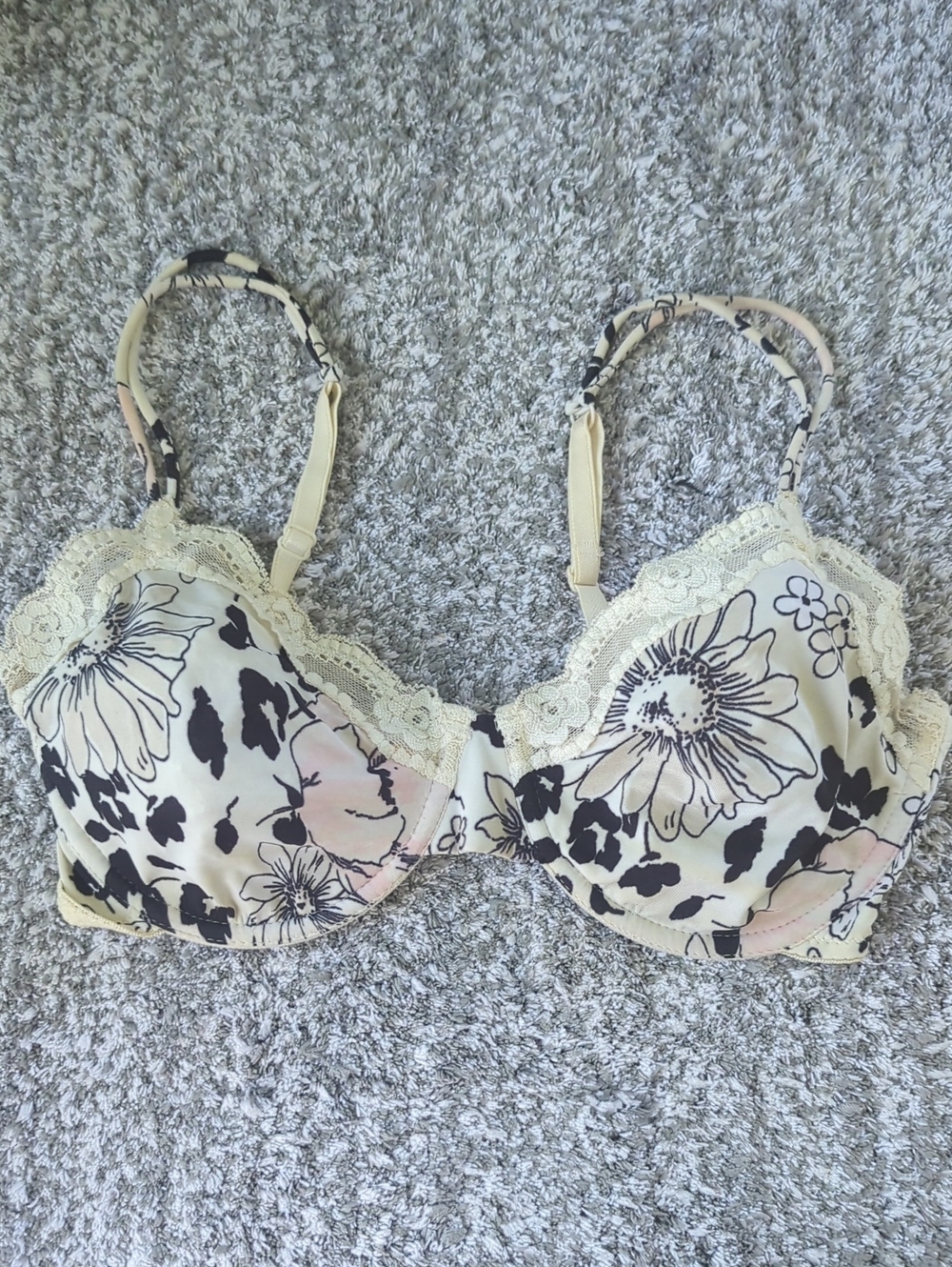Elegant Floral Lace Trim Underwire Bra in Cream and Black 34D